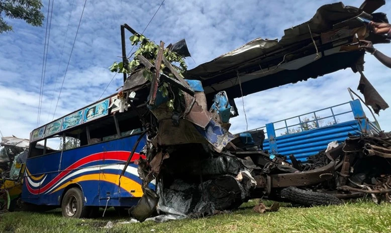 দুই বাসের মুখোমুখি সংঘর্ষে প্রাণ গেলো অন্তত ৬৩ জনের